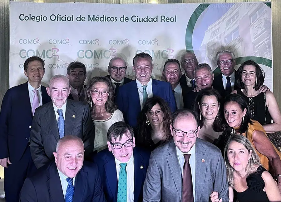 El Colegio de Médicos de Ciudad Real destaca la trayectoria de sus profesionales durante una emotiva ceremonia.