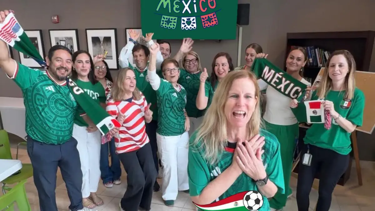 La representante diplomática se une al entusiasmo de la afición por el partido en la Copa Mundial.