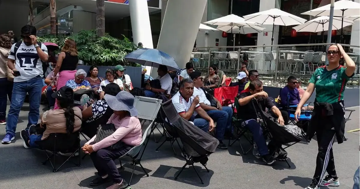 La movilización recuerda el décimo aniversario de la represión de Nochixtlán, reclamando justicia y atención a sus demandas.