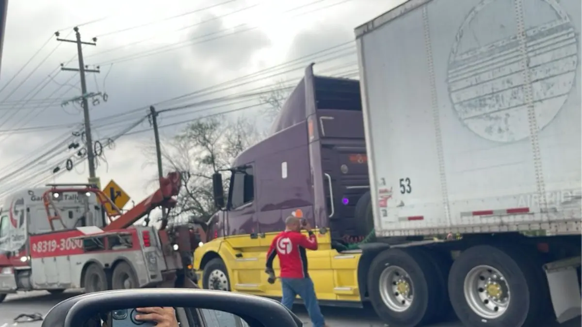 Un accidente con tractocamiones causa caos vial y requiere atención de emergencia en Apodaca.