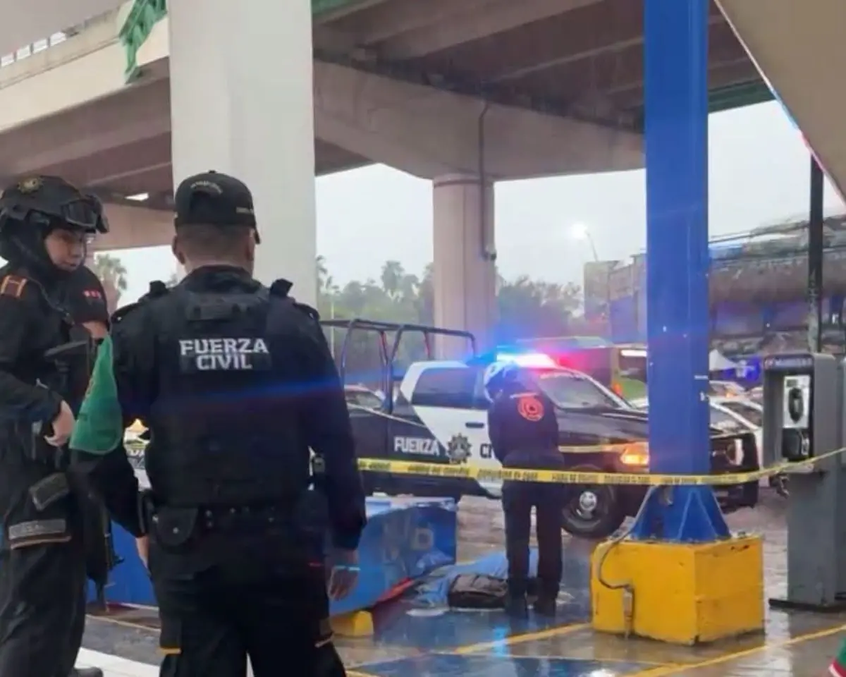 Una mujer falleció tras el derrumbe de un anuncio en medio de fuertes vientos en Monterrey.
