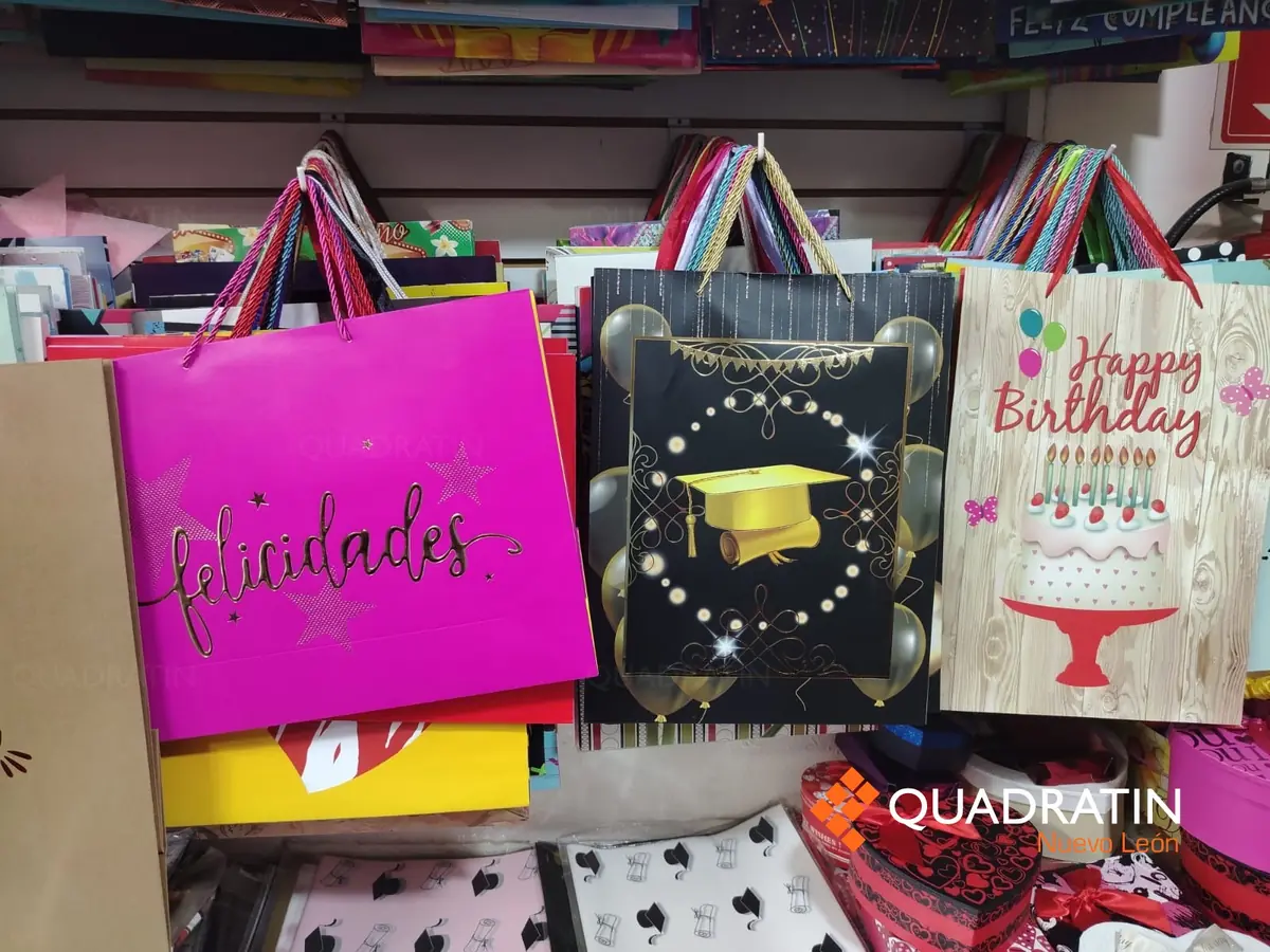 Las tiendas ofrecen regalos y artículos decorativos para celebrar logros académicos.
