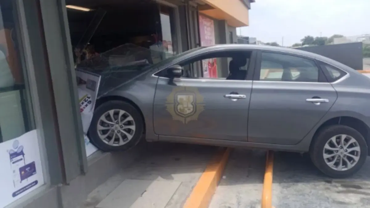 El incidente, ocurrido en un horario concurrido, no dejó heridos, pero causó daños significativos a la tienda.