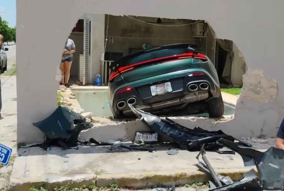 Un accidente vehicular inusual dejó daños materiales y dos personas afectadas en el Fraccionamiento Pensiones III.