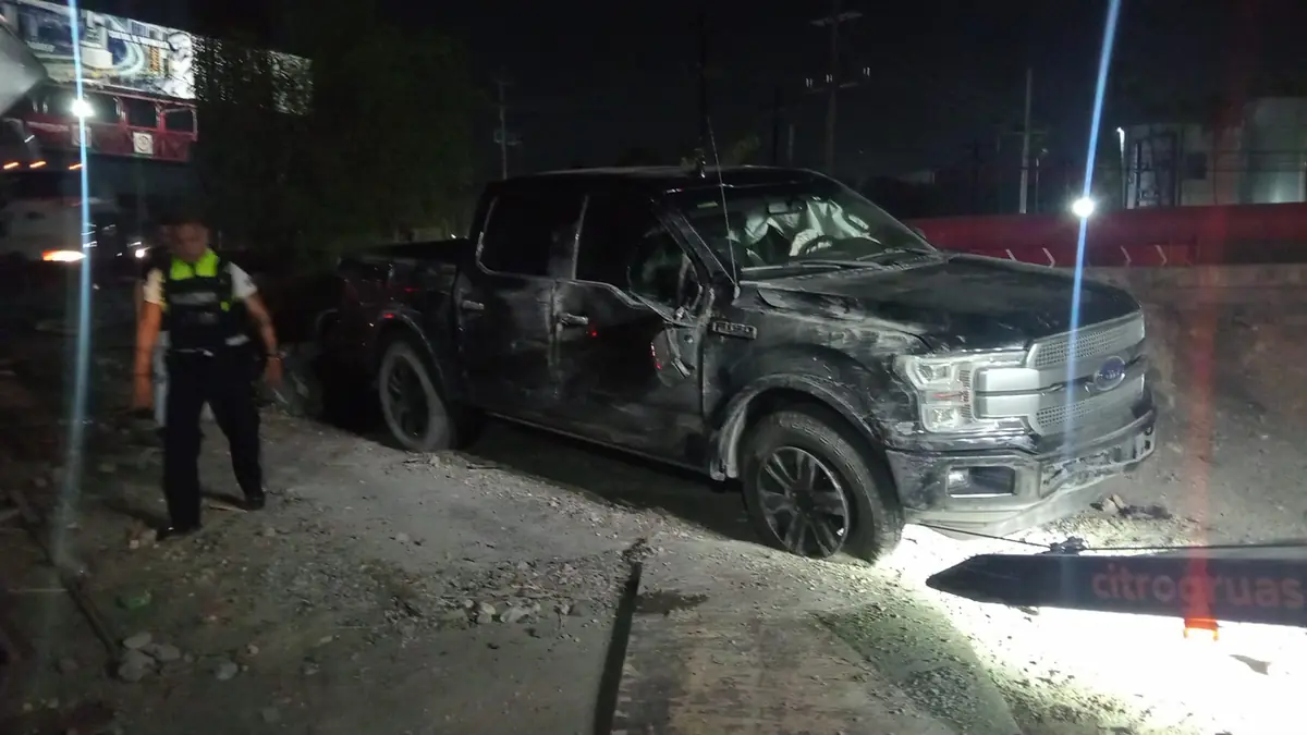 Una mujer resultó lesionada tras el incidente en la colonia San Bernabé, donde tres vehículos sufrieron daños.