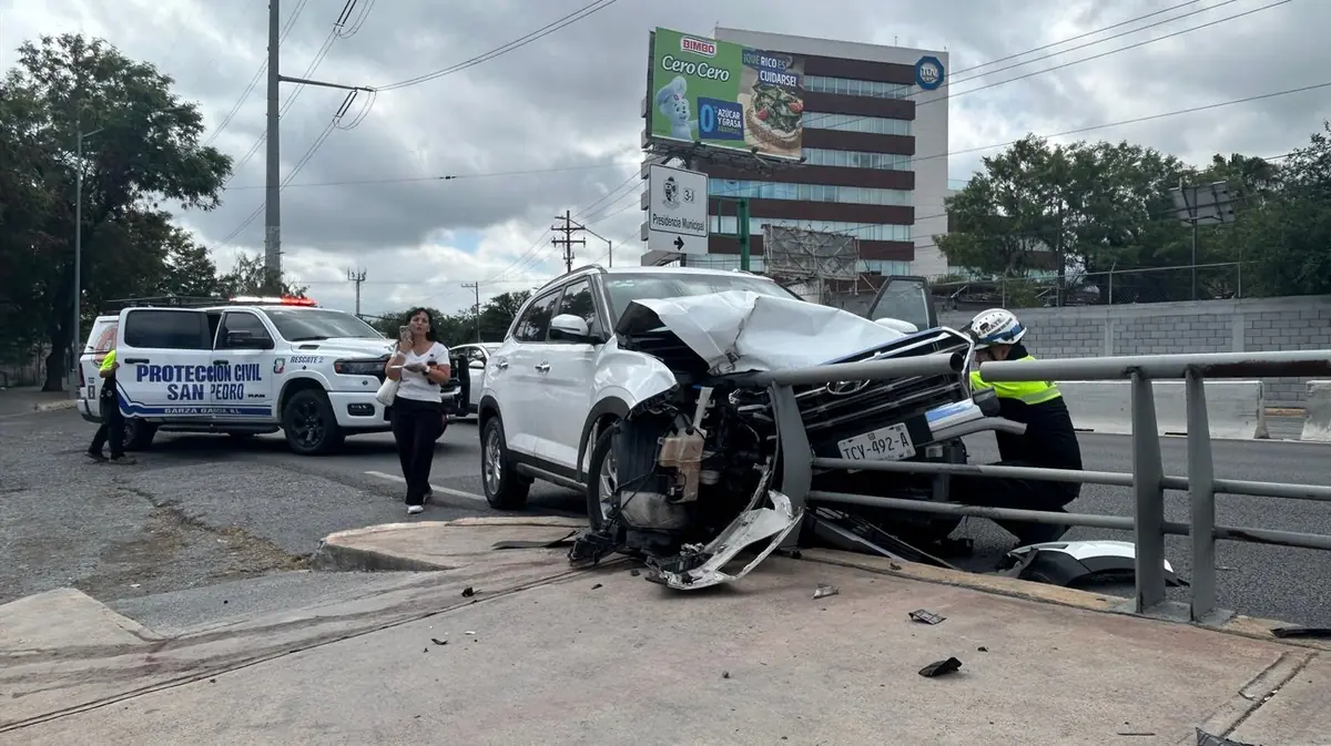 Una mujer resultó con lesiones leves tras estrellarse contra un barandal en la vía rápida.