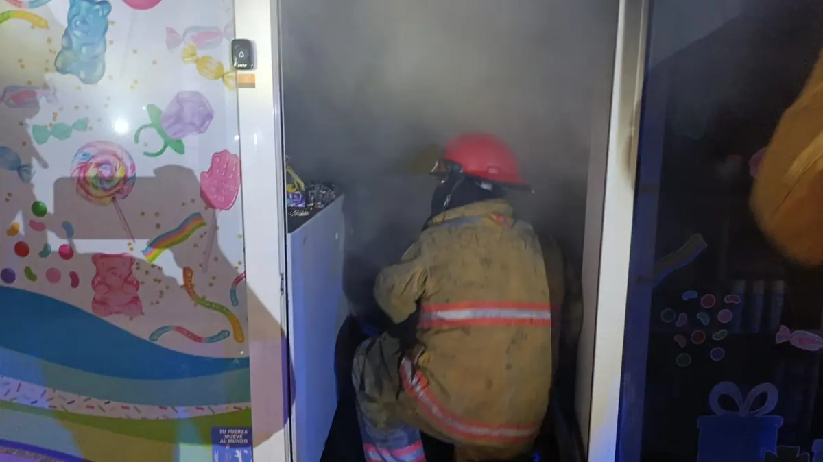 Un incendio en Guadalupe fue controlado rápidamente, evitando daños mayores en el establecimiento y negocios aledaños.