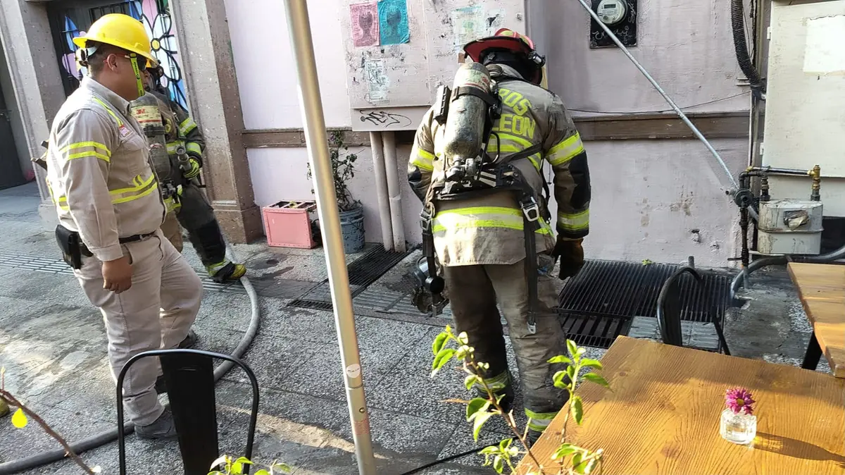Un incendio en un registro eléctrico obliga a desalojar a 290 personas en Monterrey.