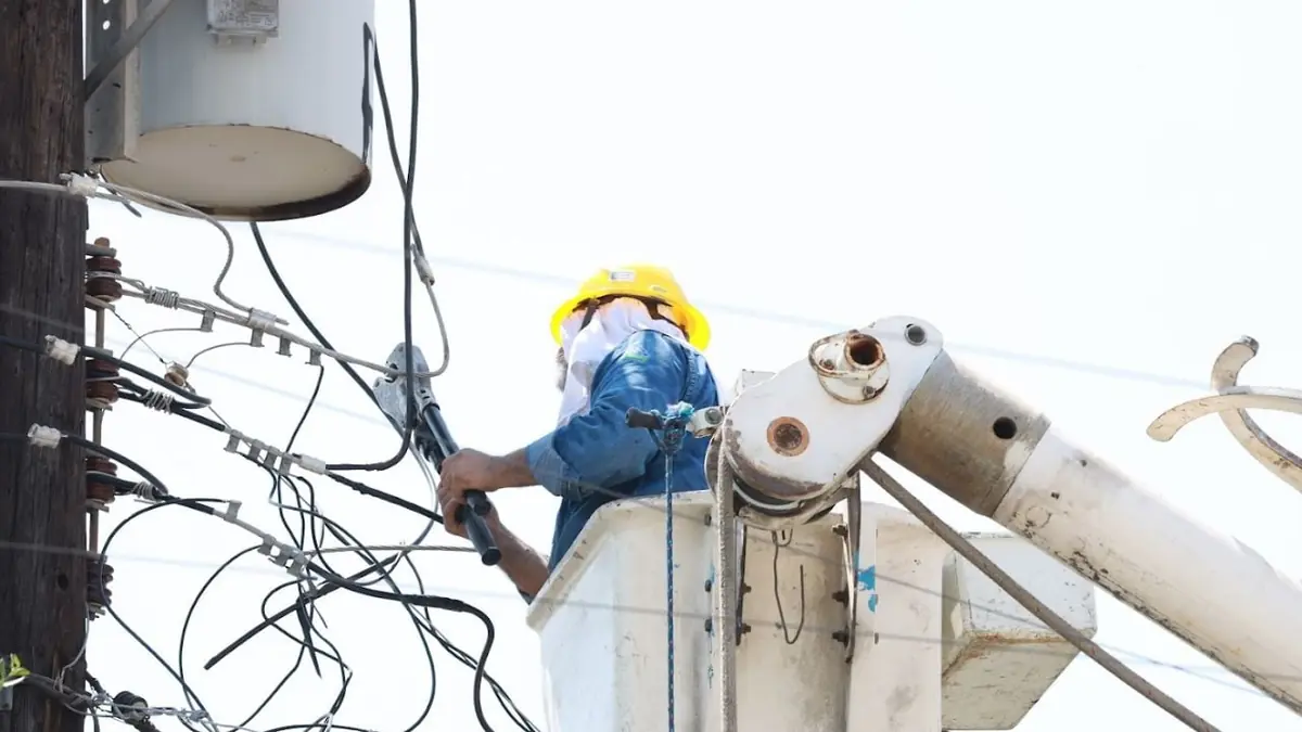 Expertos advierten que la saturación en la infraestructura eléctrica afecta a hogares, comercios e industrias.