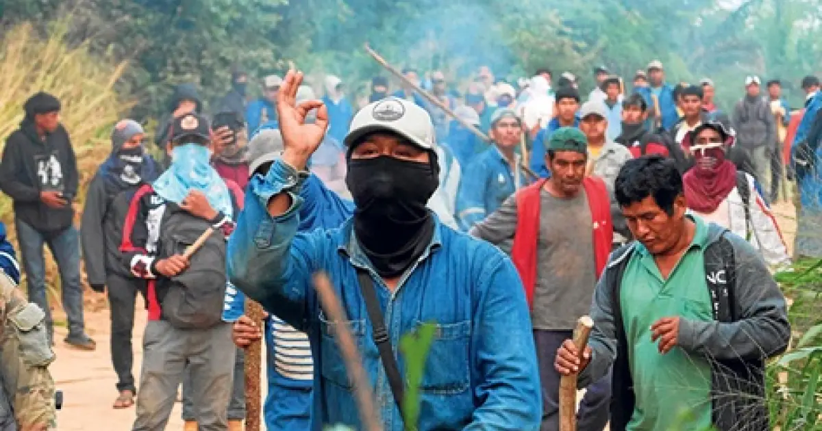 Enfrentamientos entre sectores urbanas y rurales complican la situación política del país andino.