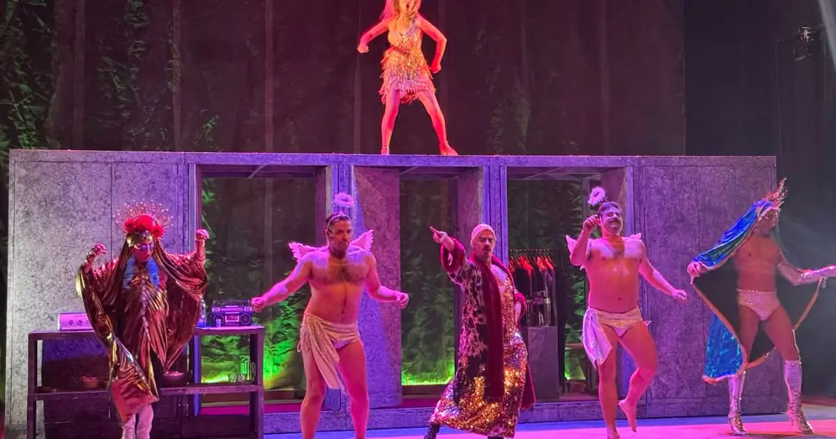 La adaptación teatral de la famosa miniserie se estrena con gran éxito.