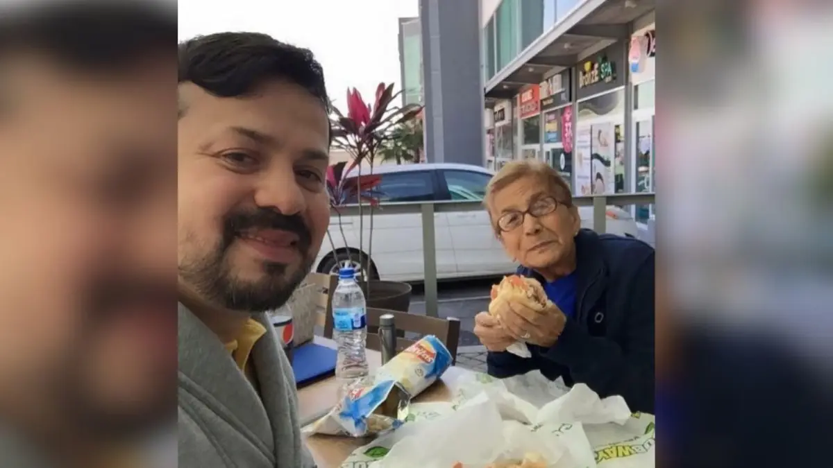 El productor musical dedica emotivo mensaje en redes sociales por la pérdida familiar.