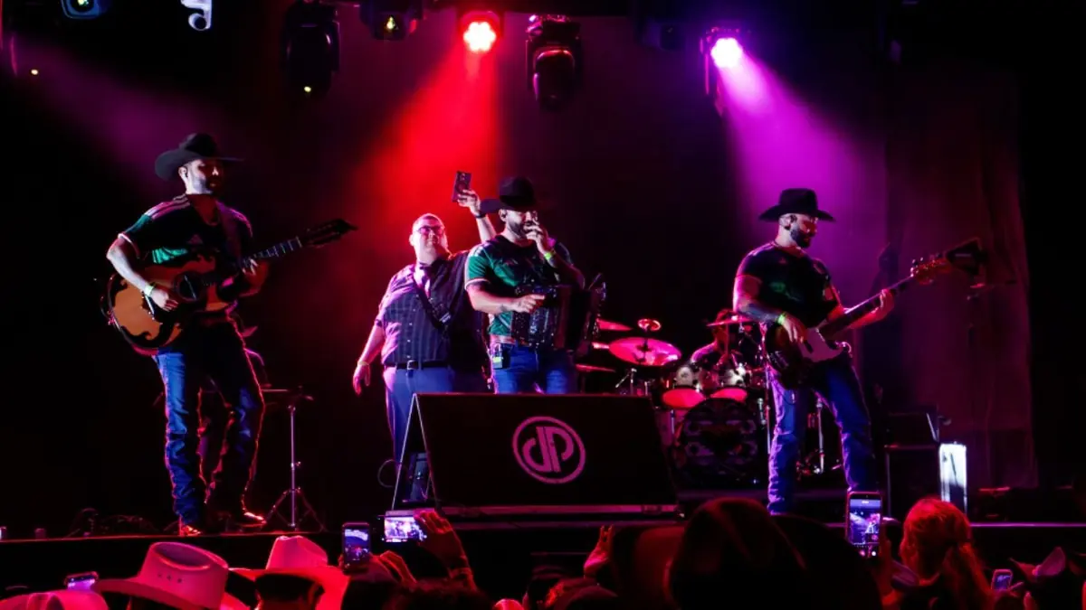 La agrupación regiomontana hizo vibrar a los asistentes en una noche festiva del evento mundialista.