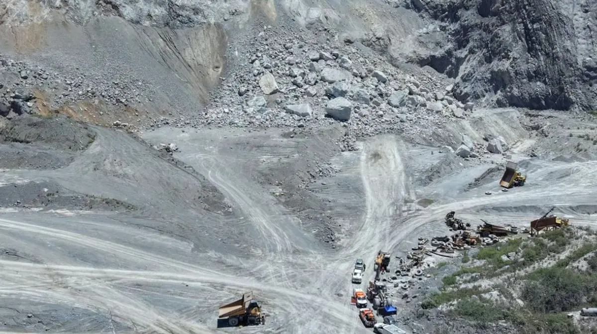 Un trabajador fue reportado como desaparecido tras un derrumbe en una zona de extracción de caliza, activando un operativo de búsqueda.