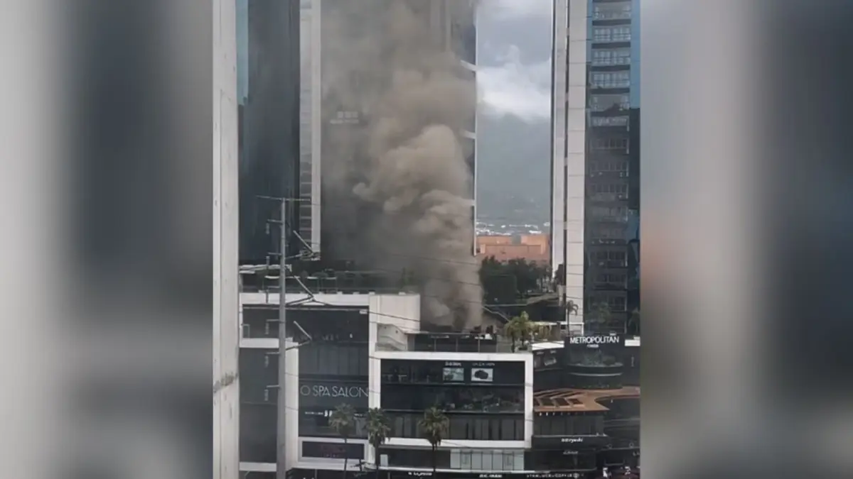 Un incendio en un restaurante de San Pedro Garza García obligó a evacuar a cientos de personas sin reportes de heridos.