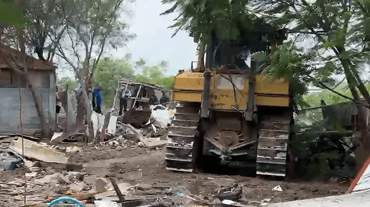 El desalojo de familias permite la rehabilitación del área y la creación de un parque comunitario.