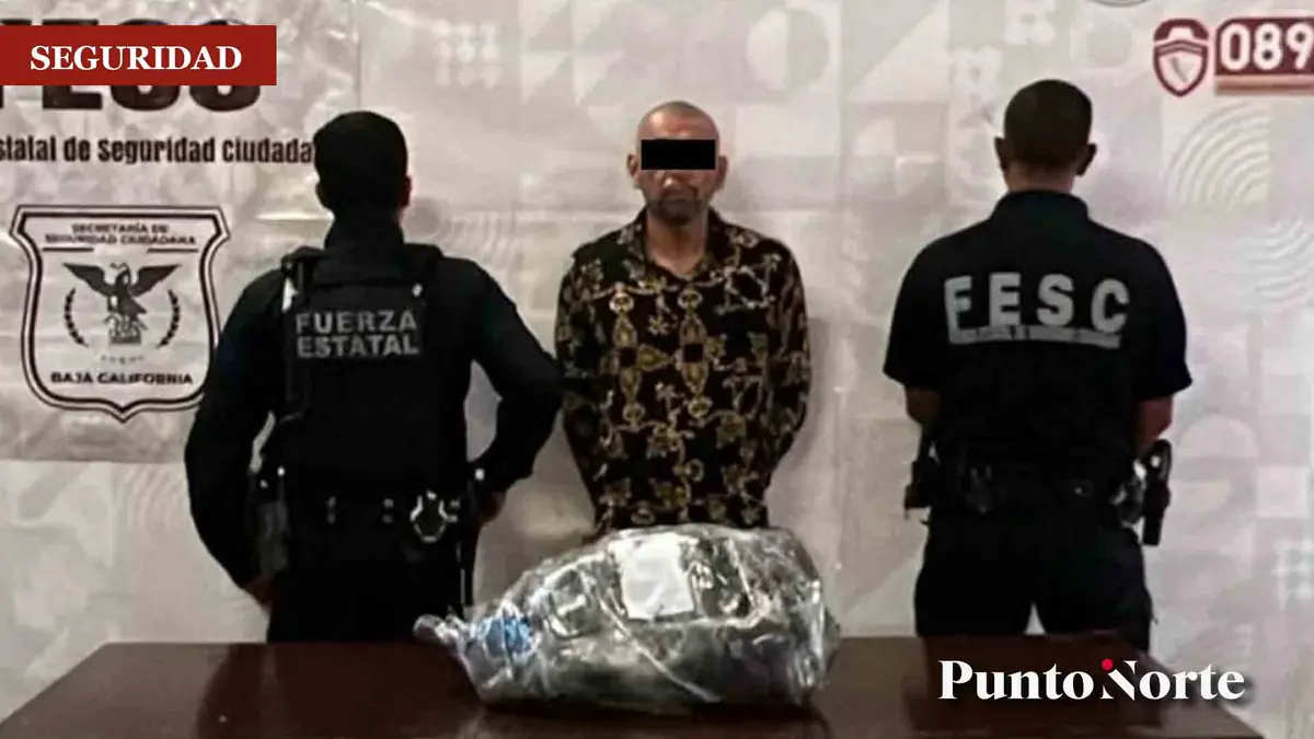 Un hombre fue arrestado tras ser sorprendido con un arma larga en la vía pública.
