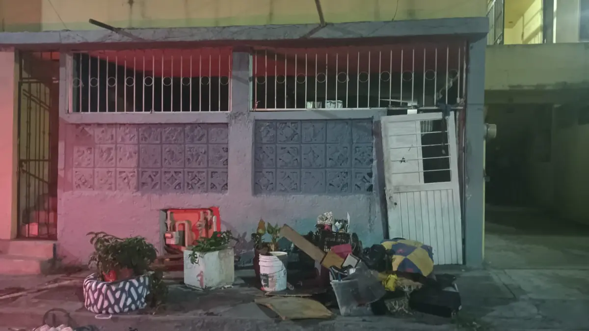 Un hombre y una mujer fueron arrestados en un inmueble clausurado, tras ser sorprendidos dentro de la propiedad.