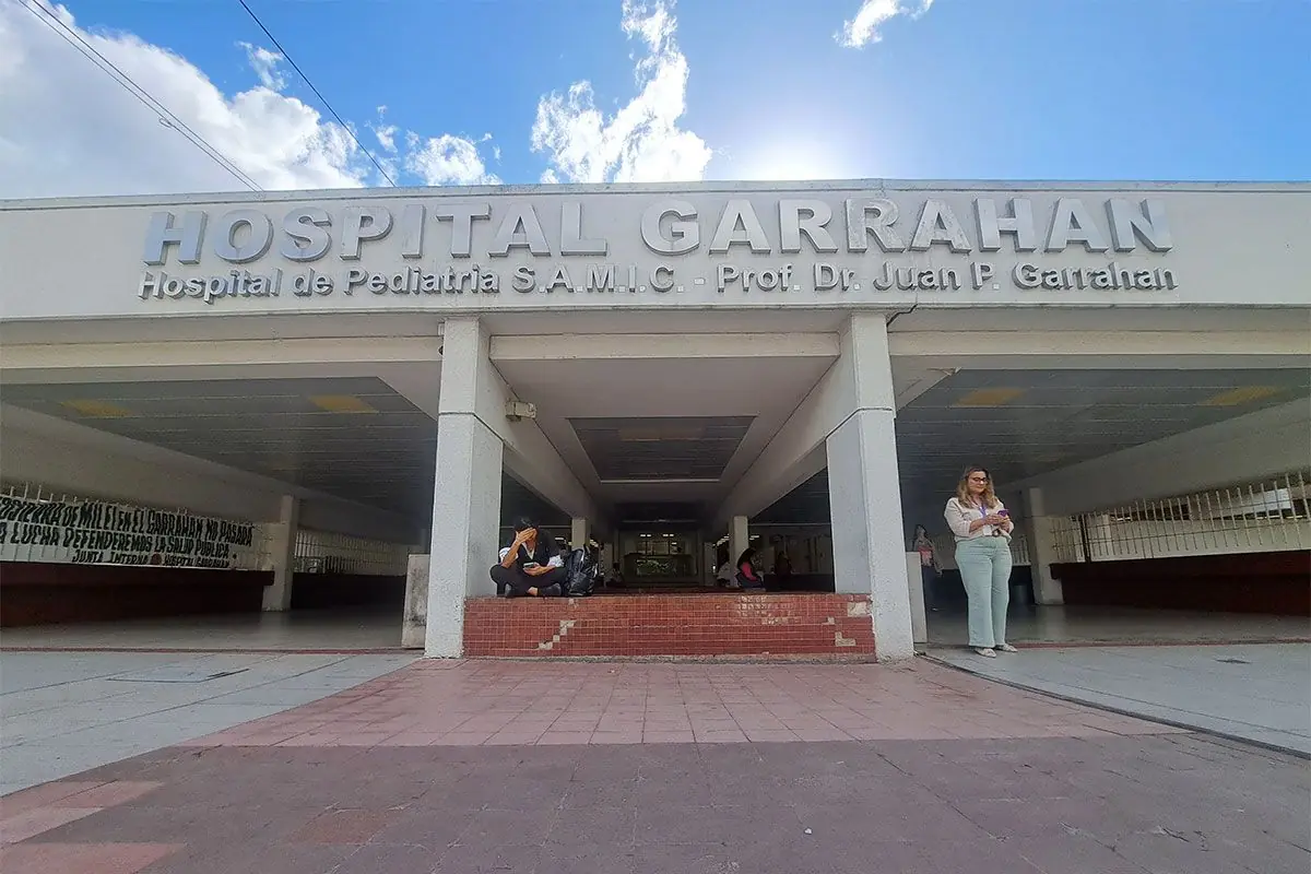 Se denuncian gastos de hospital en un congreso médico y hotel de lujo.