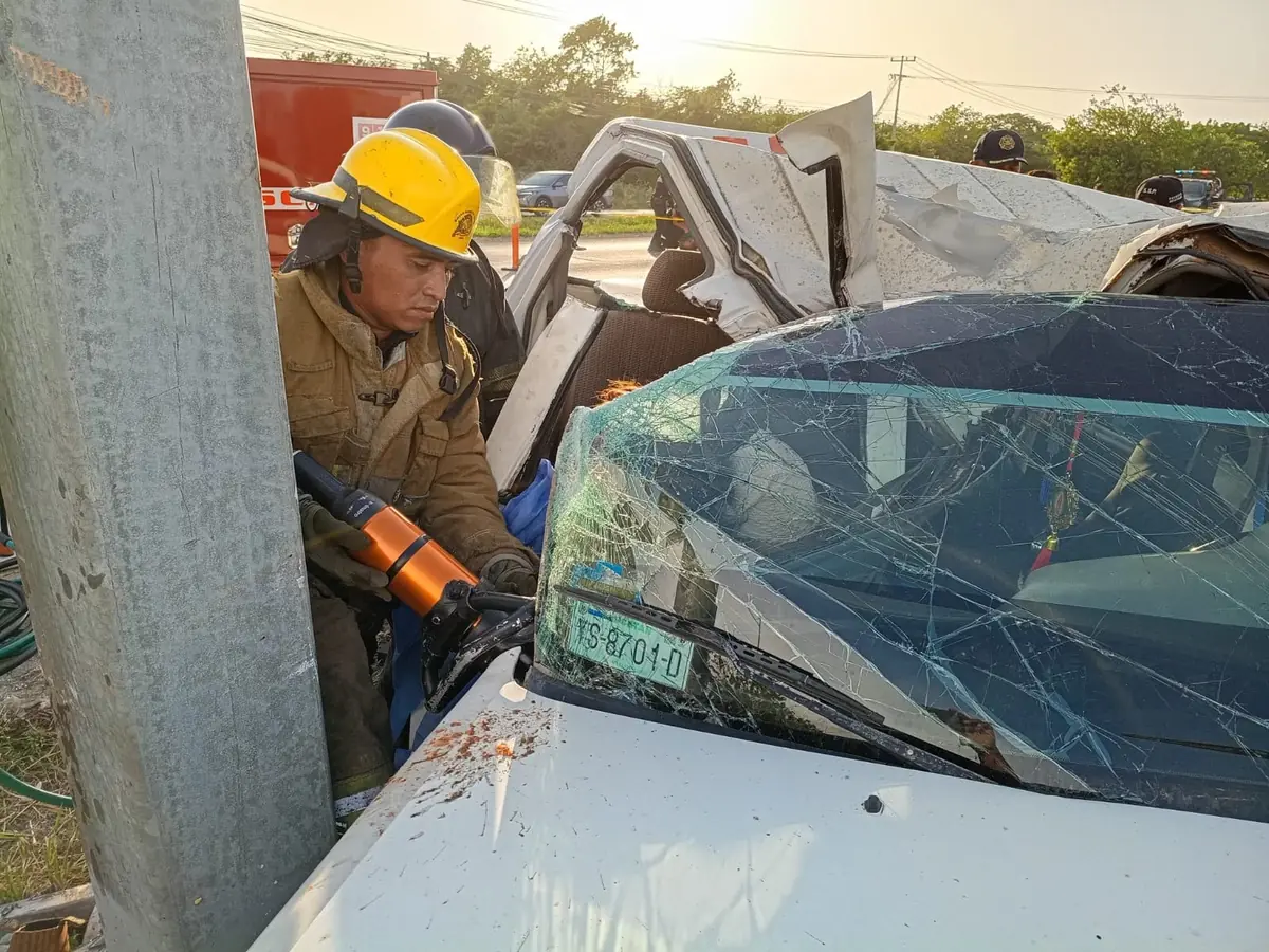 Un choque contra un señalamiento vial resultó en la muerte de dos personas en Mérida, afectando la circulación en la zona.
