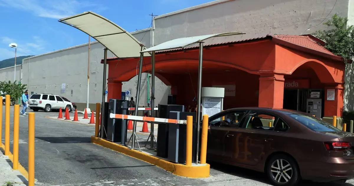 La medida busca garantizar la gratuidad de dos horas en plazas comerciales para los usuarios.