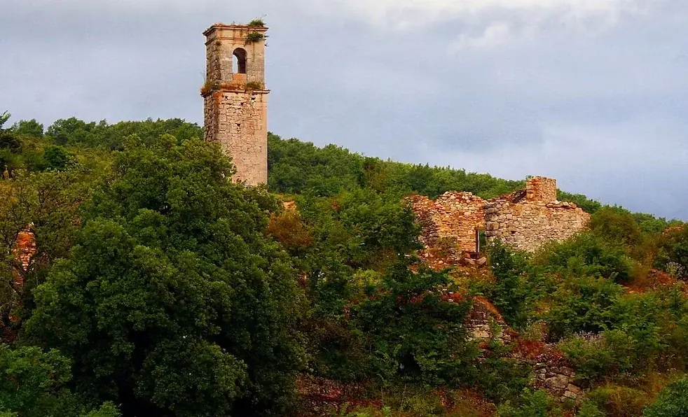 Este pueblo burgalés destaca como una joya rural por su rica historia y belleza arquitectónica.