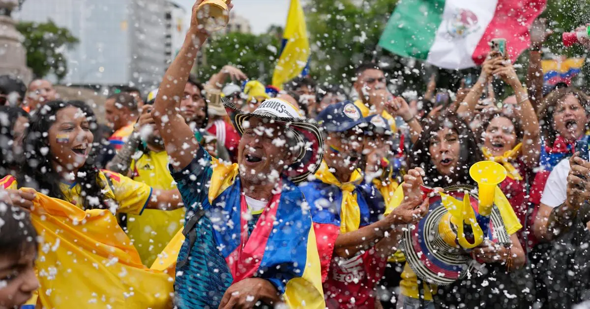 Hinchas colombianos celebran en la capital mexicana, sintiendo el país como su hogar.