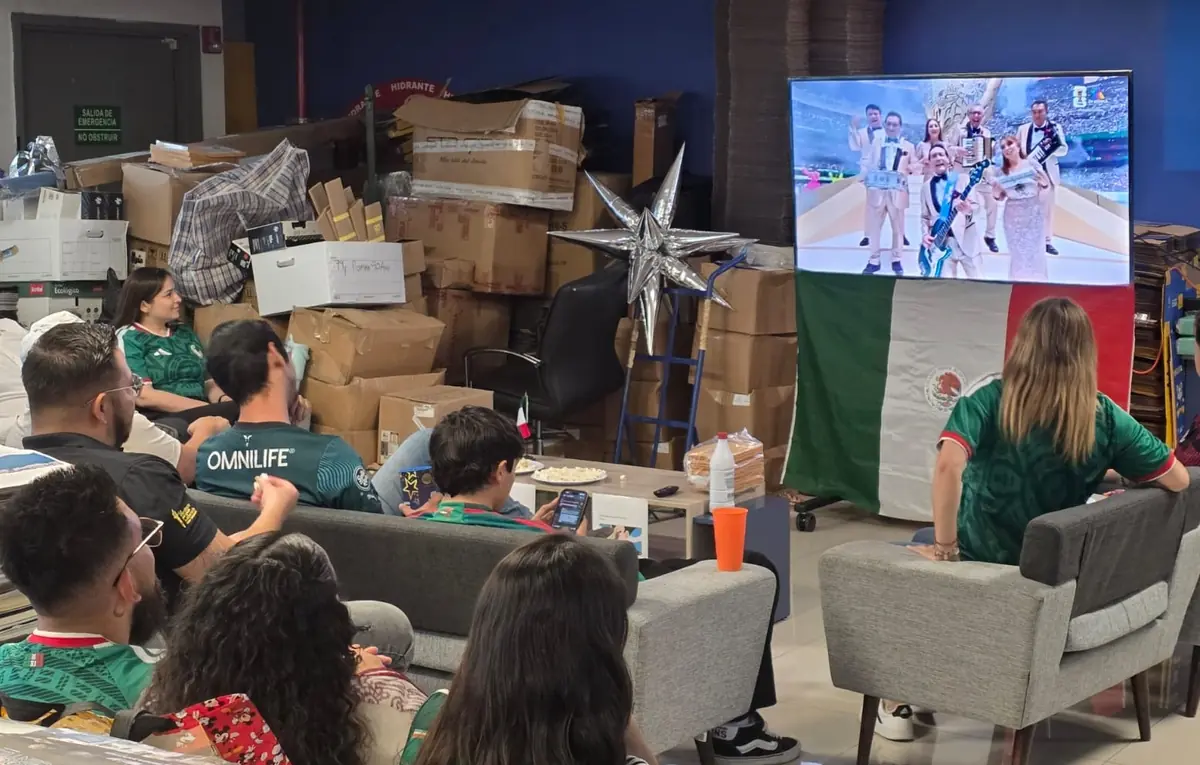 La pasión por el fútbol se fusiona con la productividad en oficinas regiomontanas durante la Copa Mundial de la FIFA 2026.