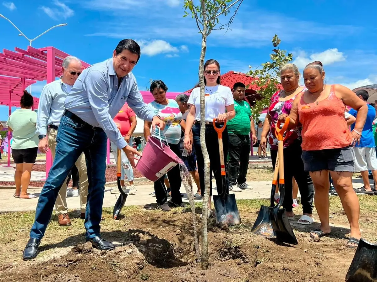 La administración municipal planta 50 árboles para contribuir al medio ambiente en Escobedo.