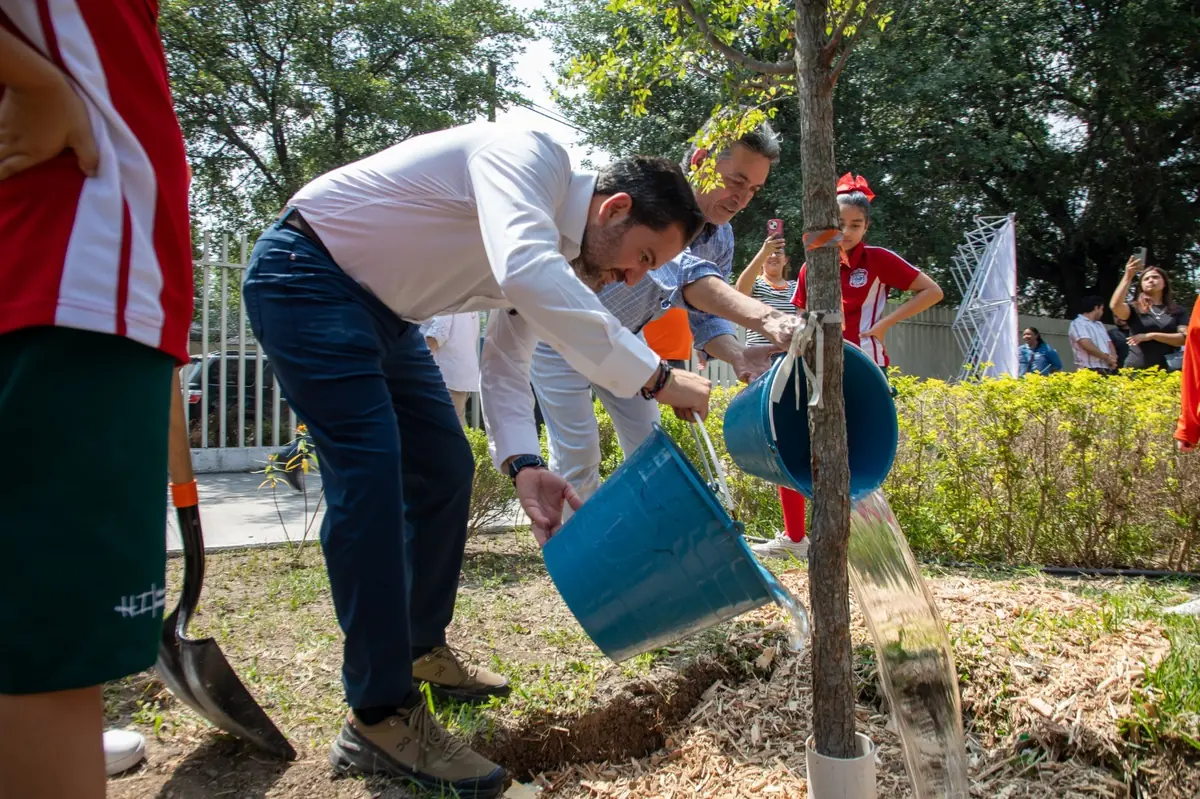 La celebración incluyó plantación de árboles y proyecciones ecológicas entre estudiantes.