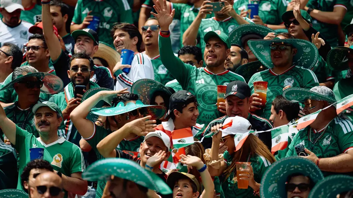 La inauguración del Mundial 2026 en el Azteca une a miles con música y pasión futbolera en un evento inolvidable.