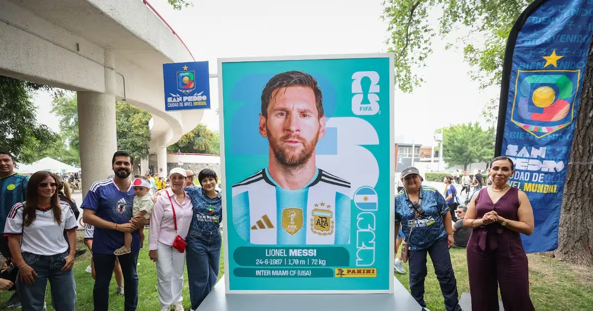 La exposición "Estampas Monumentales de Panini" muestra a figuras icónicas del futbol en un espacio público.