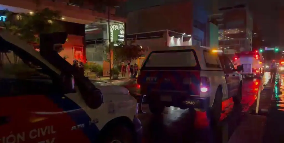 Un incendio en el centro de Monterrey obliga a evacuar a cientos sin lesiones reportadas.
