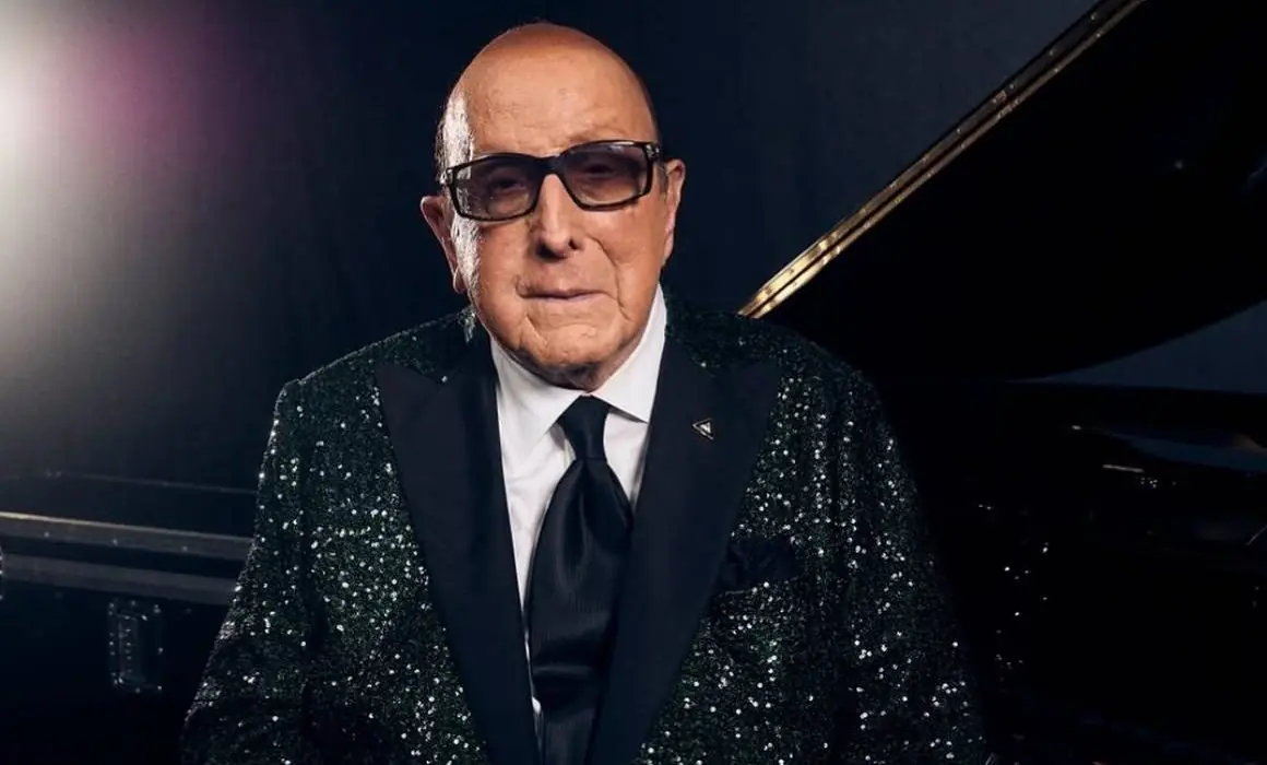 La industria musical lamenta la pérdida de Clive Davis, pionero en el impulso de grandes artistas.