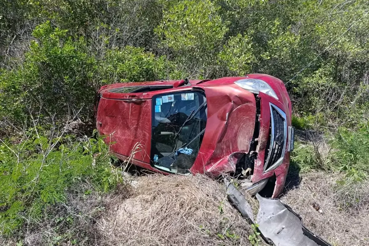 Una familia de cinco personas resulta con lesiones menores tras un accidente vehicular en Campeche.
