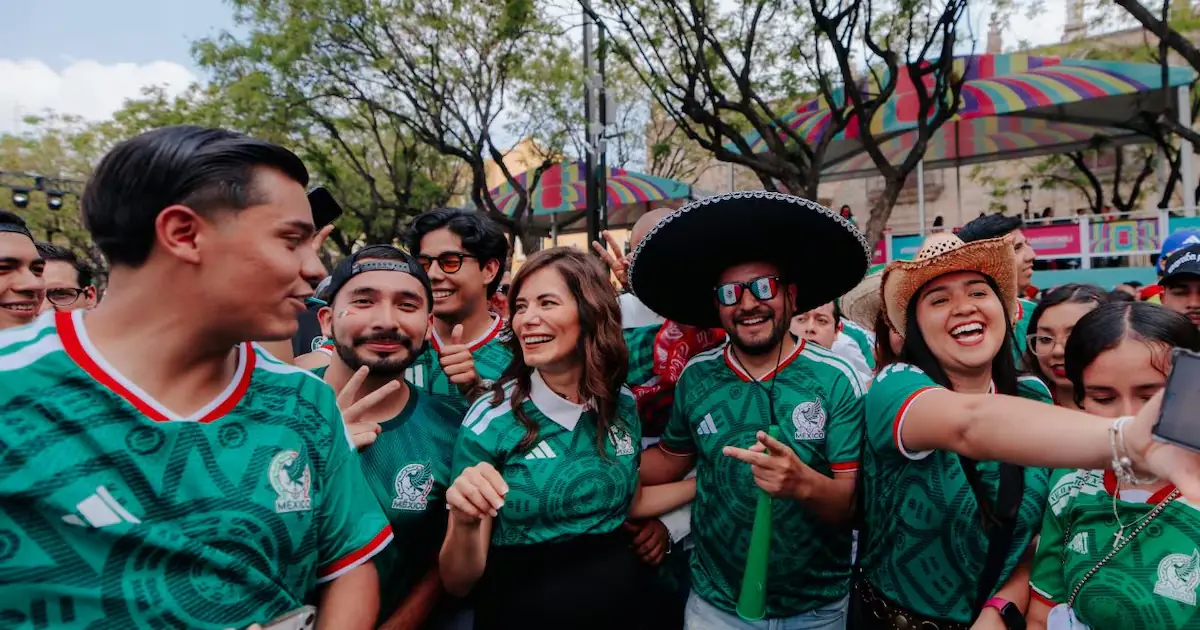 Verónica Delgadillo supervisa la seguridad y atención de asistentes al evento.