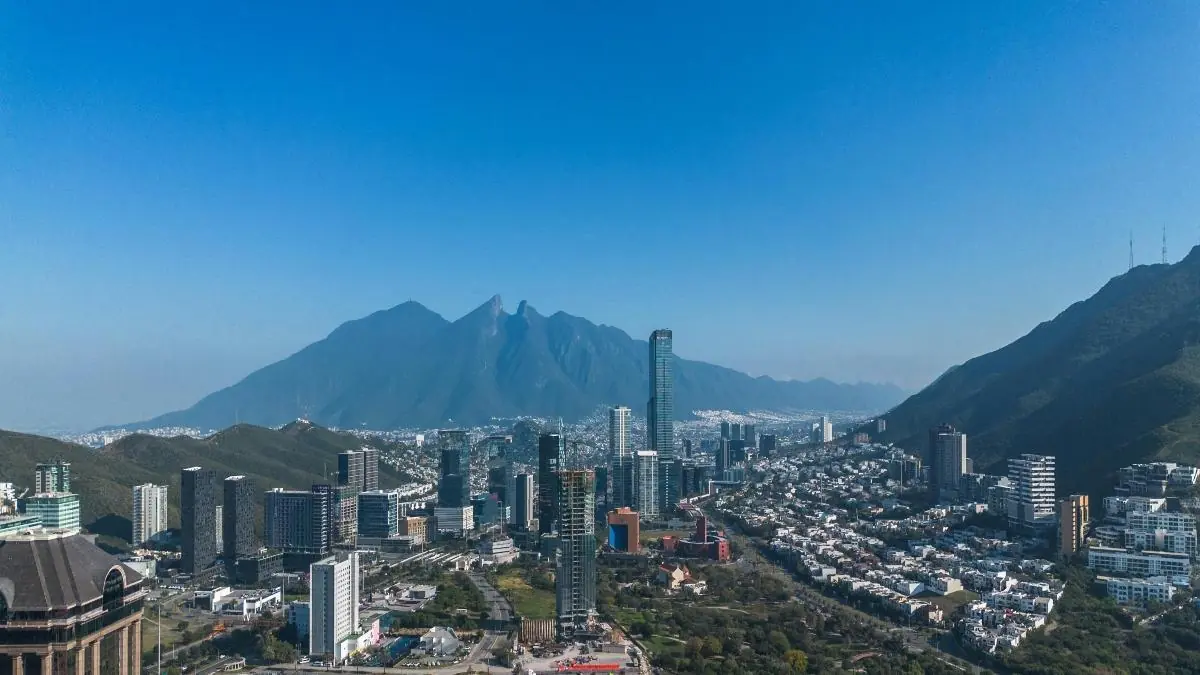 Esta compra unifica un portafolio de 6,500 millones y fortalece el sector de Fibras en México.
