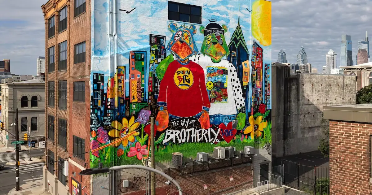 La ciudad transforma espacios públicos mediante el arte, promoviendo la equidad y el bienestar.