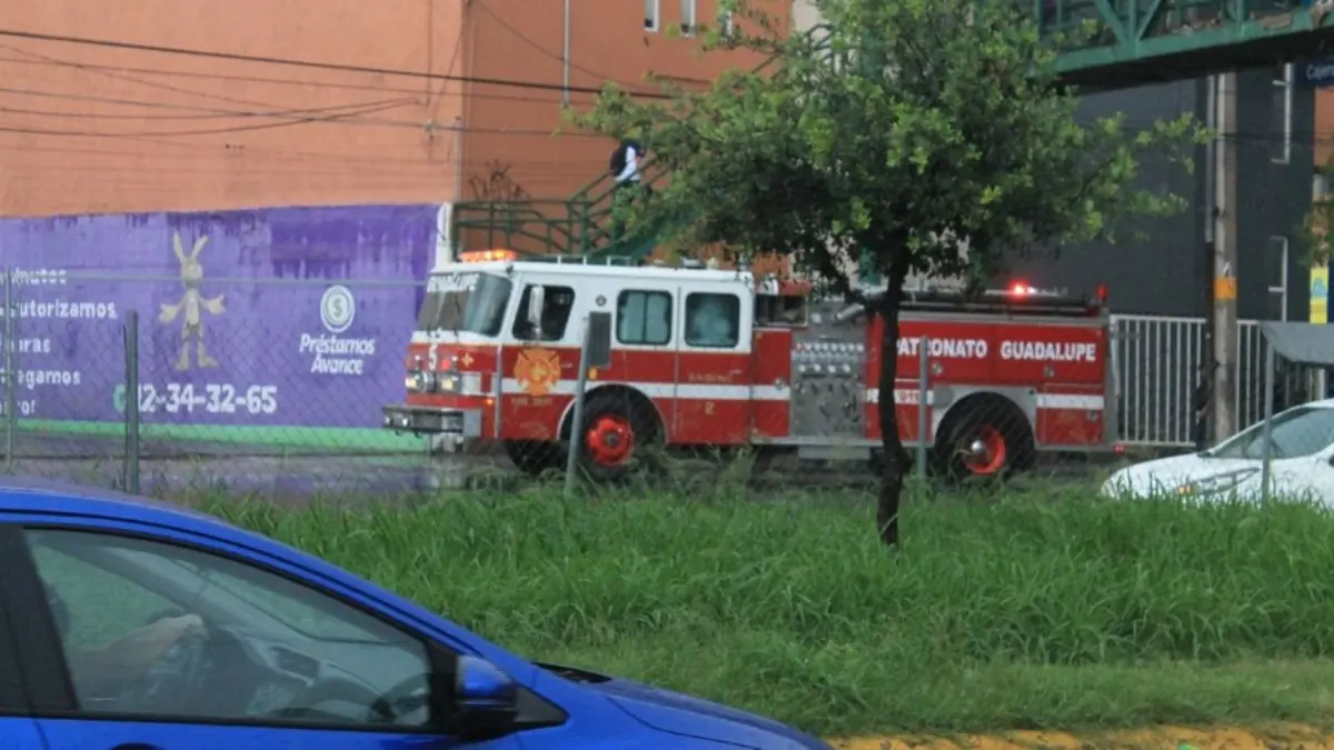 Una ruptura de tubería durante demolición causa cierre de vialidad y movilización de cuerpos de emergencia.