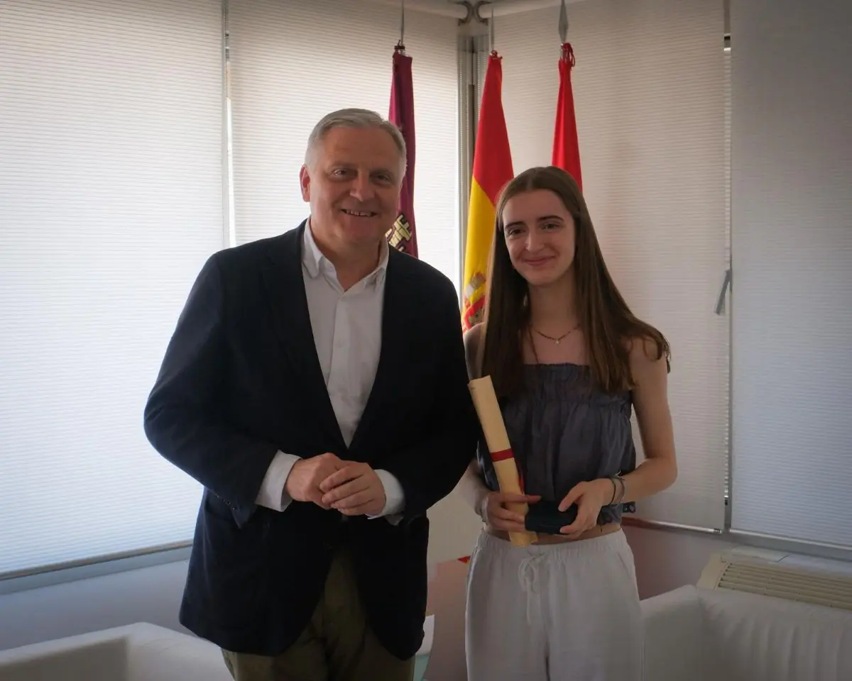 La estudiante del IES Torreón del Alcázar destaca por su esfuerzo académico excepcional.