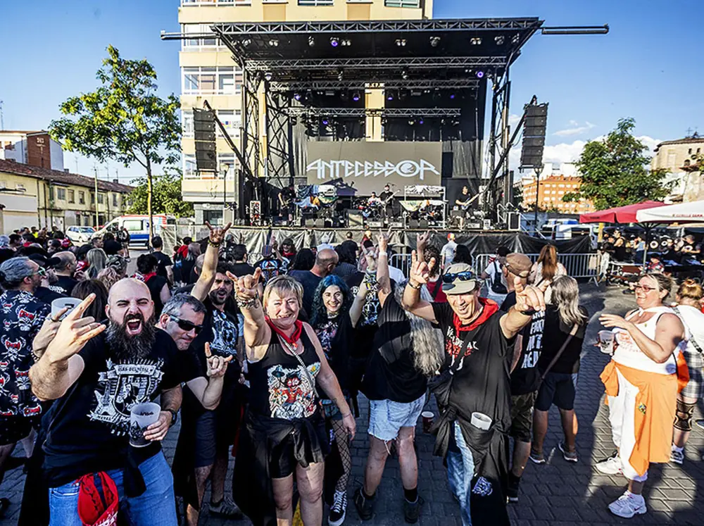 La plaza Nueva de Gamonal se llenó de energía con actuaciones de bandas locales y nacionales en una noche de rock memorable.