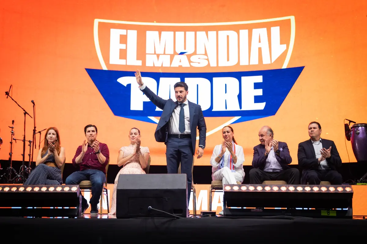 Samuel García y Mariana Rodríguez reconocen la labor de padres en el servicio público durante evento por el Día del Padre.