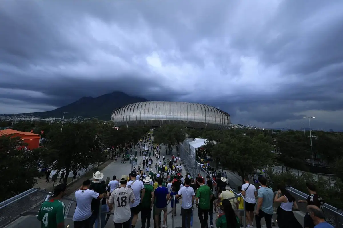 Más de 50 mil aficionados, entre locales y visitantes, vibraron en el Estadio Monterrey durante la jornada inaugural del evento.