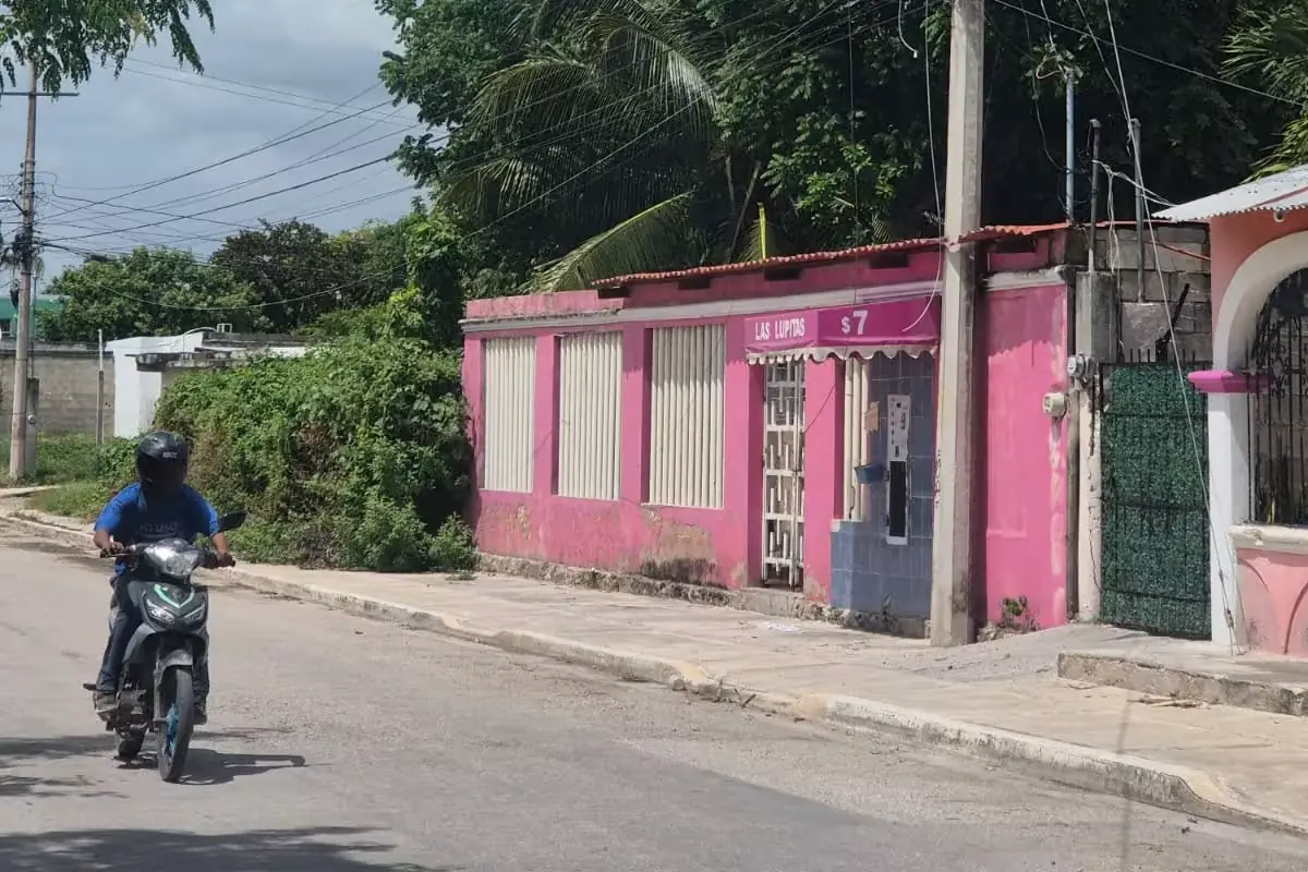 Residentes reclaman a la CFE restablecer el suministro eléctrico tras horas sin luz.