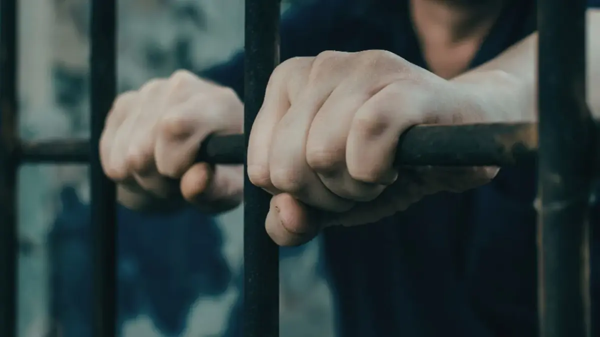La muerte de un detenido de 52 años se investiga tras sufrir convulsiones en las celdas.