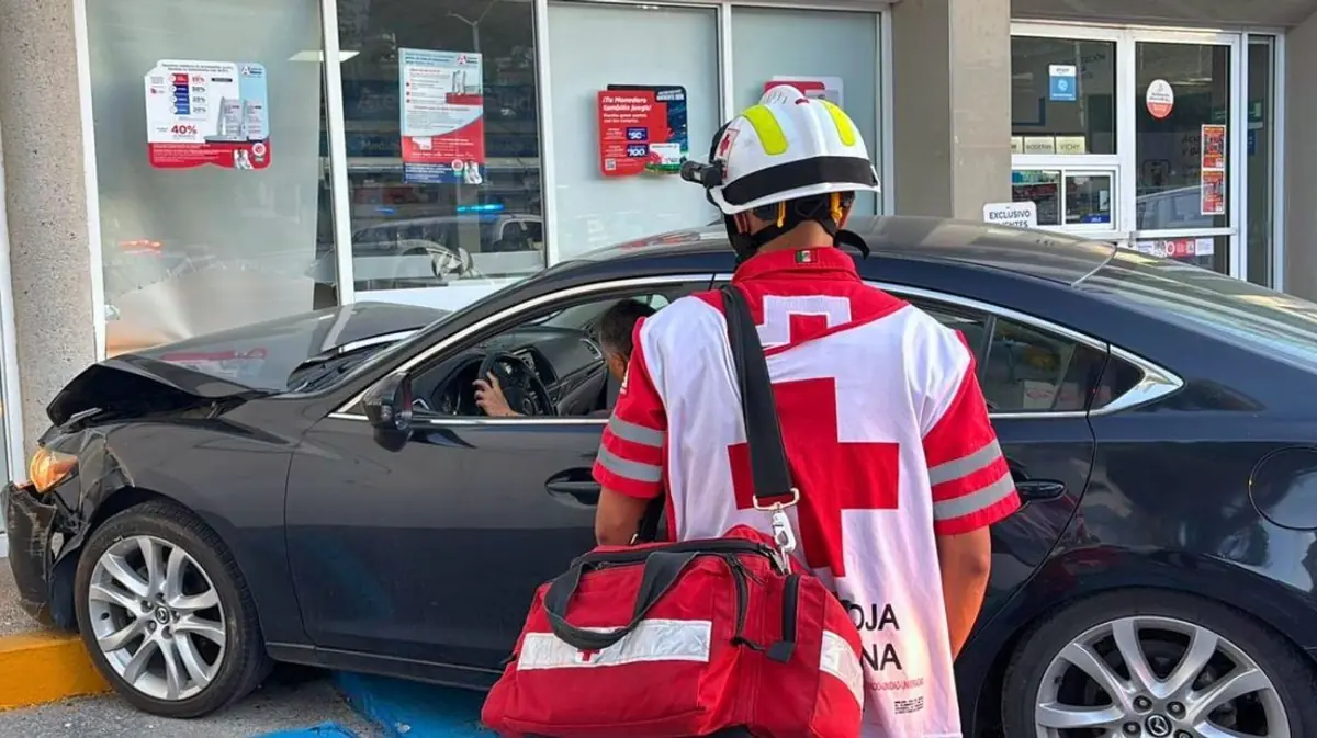 El conductor, identificado como Adolfo, sufrió diversas lesiones tras el accidente ocurrido en la madrugada.