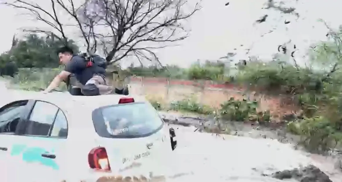 La rápida intervención de Protección Civil permitió salvar la vida del conductor en Santa Catarina.