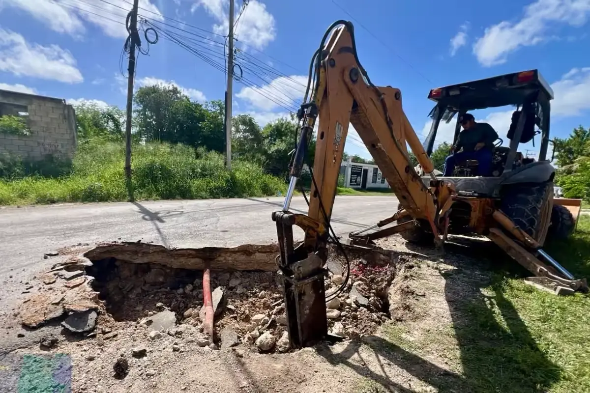El colapso del pavimento dejó un camión de carga inclinado y generó trabajos de reparación urgentes.