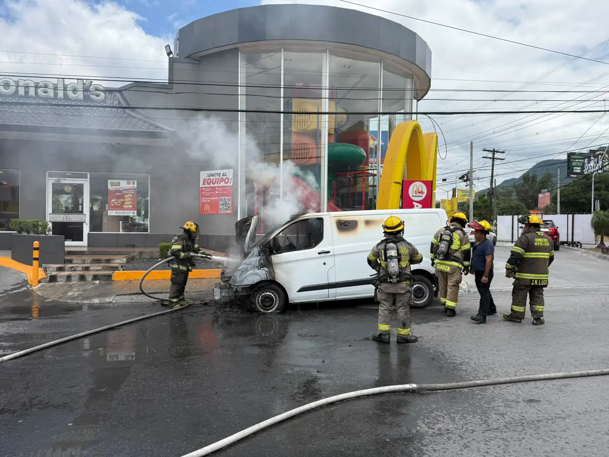 Un incendio en un vehículo de carga moviliza a cuerpos de emergencia en la zona sur de Monterrey.