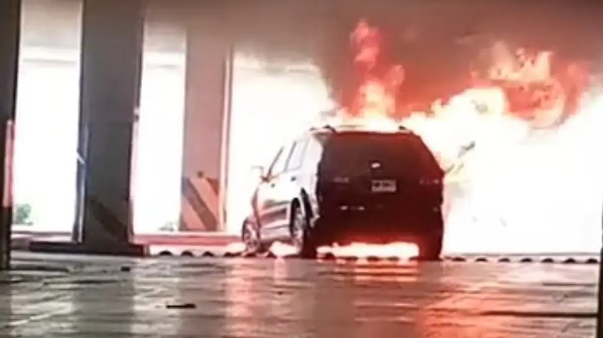 Un vehículo Dodge Journey fue afectado por el fuego; el propietario fue atendido en el lugar.